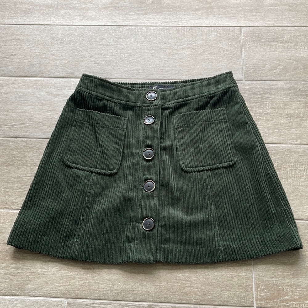 Zara olive corduroy button up skirt! Size XS!